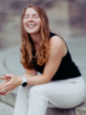 Profilbild_sitzend_lachend