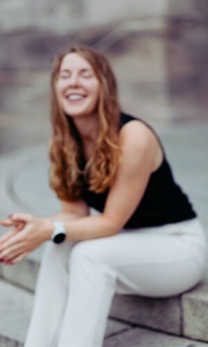 Profilbild_sitzend_lachend