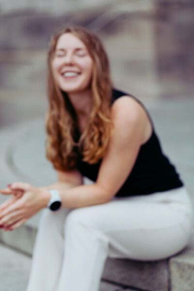 Profilbild_sitzend_lachend Profilbild_sitzend_lachend